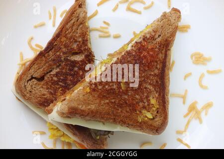 Hausgemachter Gemüsekäse gegrilltes Sandwich, braunes Brot Frühstück Stockfoto