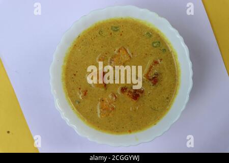 Paneer in Kokos-Curry oder Kokos-Paneer Soße, traditionelle Lebensmittel Goa und Südindien, mit Quark, Kokosnuss und Gewürzen hergestellt Stockfoto