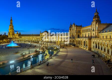 Plaza de Espana in Sevilla, Andalusien, Spanien bei Nacht Stockfoto