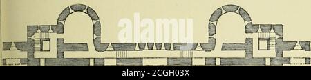 . Geschichte Roms und der Päpste im Mittelalter . No.ni DIE MAUERN VON ROM 165 Harmonie und große technische Geschicklichkeit. In Abständen von einem Hundertrömisch Fuß starke Türme platziert werden, die, desto besser zu verteidigendie Wand, Projekt über und darüber hinaus. Sie sind meist quadratisch, aber gelegentlich rund (111. 32).1 Es gibt insgesamt nicht weniger als 381 von ihnen. Die Wand selbst Durchschnitt dreiundfünfzig Fuß in der Höhe.sowohl die Türme und die Wand sind Backstein gebaut. In seinen unteren und massereicheren Teilen erreicht die Wand eine durchschnittliche Dicke von. 111. 33. – die Aurelianische Mauer.Grundriss eines Teils mit runden Türmen. abo Stockfoto