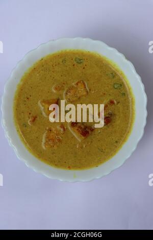 Paneer in Kokos-Curry oder Kokos-Paneer Soße, traditionelle Lebensmittel Goa und Südindien, mit Quark, Kokosnuss und Gewürzen hergestellt Stockfoto