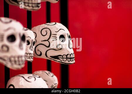 Bei den Feierlichkeiten zum Tag der Toten in Oaxaca, Mexiko, sind handbemalte Schädel (Calaveras) an einer Straßentür zu sehen. Stockfoto