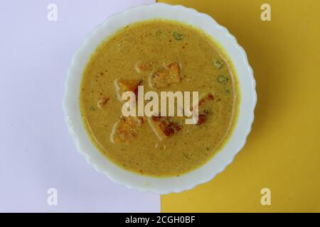 Paneer in Kokos-Curry oder Kokos-Paneer Soße, traditionelle Lebensmittel Goa und Südindien, mit Quark, Kokosnuss und Gewürzen hergestellt Stockfoto