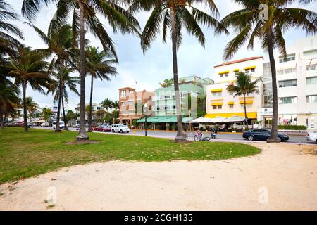 South Beach, Miami Beach, Florida, United States - Geschäfte und Hotels im Art-Deco-Stil in der berühmten Odean Drive Street in Miami. Stockfoto
