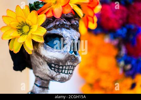 Eine mit Blumen geschmückte Skelettfigur ist während der Feierlichkeiten zum Tag der Toten in Oaxaca, Mexiko, auf der Straße zu sehen. Stockfoto