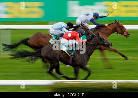 Ray Dawson mit Tranchee (vorne) gewinnt das bet365 Handicap am dritten Tag des William Hill St Leger Festivals auf der Doncaster Racecourse. Stockfoto