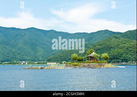 Kleiner Pavillon auf einer Insel, See Kawaguchiko unter dem Berg Fuji, Japan Stockfoto