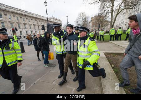 Antifaschistischer Protestler, der von der Polizei während eines Protestes gegen die erste Kundgebung der neu gegründeten britischen Zweigstelle Pegida (Patriotische Europäer gegen die Islamisierung des Westens) festgenommen wurde. Die Pegida-Kundgebung war, um gegen das zu protestieren, was sie sagen, ist Islamisierung Großbritanniens. Weniger als 100 Menschen kamen heraus, um die Pegida-Kundgebung zu unterstützen.Sie wurden von einer Anti-Pegida-Protestierenden stark herausgezählt. Pegida startete in Dresden Deutschland im Oktober 2014, Patriotische Europäer gegen die Islamisierung des Abendlandes (deutsch: Patriotische Europäer gegen die Islamisierung des Abendlandes), abgekürzt Pegida, ist eine PAN Stockfoto