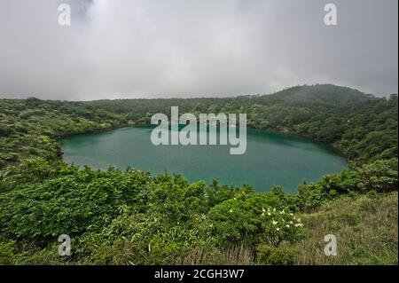 Schöner und kristallklarer See in den Kirishima Bergen auf Kyushu, Japan Stockfoto