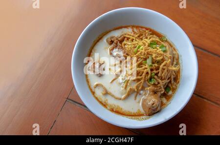 Traditionelles Khao Soi Rezept, Thai Northern Style Curried Nudelsuppe mit Huhn in weißer Schüssel. Selektiver Fokus. Stockfoto