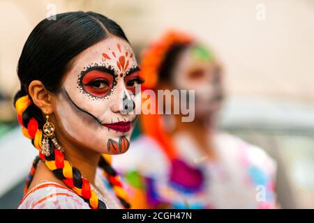 Eine junge Mexikanerin, bekleidet als La Catrina, nimmt an den Feierlichkeiten zum Tag der Toten in Oaxaca, Mexiko, Teil. Stockfoto