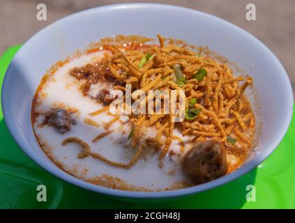 Traditionelles Khao Soi Rezept, Thai Northern Style Curried Nudelsuppe mit Huhn in weißer Schüssel. Selektiver Fokus. Stockfoto