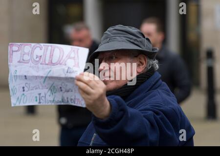 Britische Zweigstelle der Anti-Islamisierung Gruppe Pegida (Patriotische Europäer gegen die Islamisierung des Westens) hält ihre erste Kundgebung in London ab, um gegen das zu protestieren, was sie sagen, ist Islamisierung Großbritanniens. Die Pegida-Kundgebung fand in der Nähe der Downing Street statt. Weniger als 100 Menschen kamen heraus, um die Pegida-Kundgebung zu unterstützen. Sie waren von einer Anti-Pegida-Protestierenden schwer in ihrer Zahl. Pegida startete in Dresden Deutschland im Oktober 2014, Patriotische Europäer gegen die Islamisierung des Abendlandes (deutsch: Patriotische Europäer gegen die Islamisierung des Abendlandes), abgekürzt Pegida, ist ein pan-europäisches, anti-Islam, weit Stockfoto