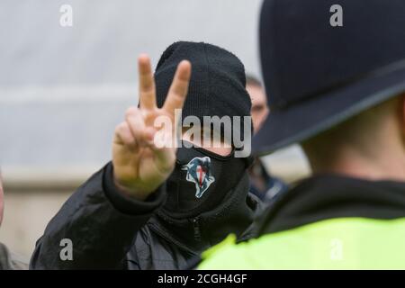 Britische Zweigstelle der Anti-Islamisierung Gruppe Pegida (Patriotische Europäer gegen die Islamisierung des Westens) hält ihre erste Kundgebung in London ab, um gegen das zu protestieren, was sie sagen, ist Islamisierung Großbritanniens. Die Pegida-Kundgebung fand in der Nähe der Downing Street statt. Weniger als 100 Menschen kamen heraus, um die Pegida-Kundgebung zu unterstützen. Sie waren von einer Anti-Pegida-Protestierenden schwer in ihrer Zahl. Pegida startete in Dresden Deutschland im Oktober 2014, Patriotische Europäer gegen die Islamisierung des Abendlandes (deutsch: Patriotische Europäer gegen die Islamisierung des Abendlandes), abgekürzt Pegida, ist ein pan-europäisches, anti-Islam, weit Stockfoto