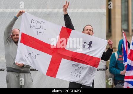 Britische Zweigstelle der Anti-Islamisierung Gruppe Pegida (Patriotische Europäer gegen die Islamisierung des Westens) hält ihre erste Kundgebung in London ab, um gegen das zu protestieren, was sie sagen, ist Islamisierung Großbritanniens. Die Pegida-Kundgebung fand in der Nähe der Downing Street statt. Weniger als 100 Menschen kamen heraus, um die Pegida-Kundgebung zu unterstützen. Sie waren von einer Anti-Pegida-Protestierenden schwer in ihrer Zahl. Pegida startete in Dresden Deutschland im Oktober 2014, Patriotische Europäer gegen die Islamisierung des Abendlandes (deutsch: Patriotische Europäer gegen die Islamisierung des Abendlandes), abgekürzt Pegida, ist ein pan-europäisches, anti-Islam, weit Stockfoto