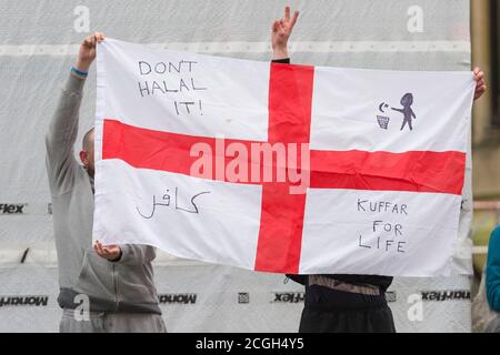 Britische Zweigstelle der Anti-Islamisierung Gruppe Pegida (Patriotische Europäer gegen die Islamisierung des Westens) hält ihre erste Kundgebung in London ab, um gegen das zu protestieren, was sie sagen, ist Islamisierung Großbritanniens. Die Pegida-Kundgebung fand in der Nähe der Downing Street statt. Weniger als 100 Menschen kamen heraus, um die Pegida-Kundgebung zu unterstützen. Sie waren von einer Anti-Pegida-Protestierenden schwer in ihrer Zahl. Pegida startete in Dresden Deutschland im Oktober 2014, Patriotische Europäer gegen die Islamisierung des Abendlandes (deutsch: Patriotische Europäer gegen die Islamisierung des Abendlandes), abgekürzt Pegida, ist ein pan-europäisches, anti-Islam, weit Stockfoto