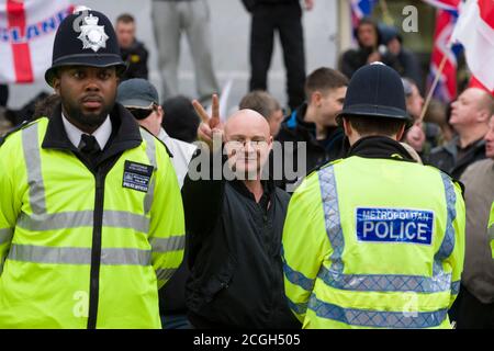 Britische Zweigstelle der Anti-Islamisierung Gruppe Pegida (Patriotische Europäer gegen die Islamisierung des Westens) hält ihre erste Kundgebung in London ab, um gegen das zu protestieren, was sie sagen, ist Islamisierung Großbritanniens. Die Pegida-Kundgebung fand in der Nähe der Downing Street statt. Weniger als 100 Menschen kamen heraus, um die Pegida-Kundgebung zu unterstützen. Sie waren von einer Anti-Pegida-Protestierenden schwer in ihrer Zahl. Pegida startete in Dresden Deutschland im Oktober 2014, Patriotische Europäer gegen die Islamisierung des Abendlandes (deutsch: Patriotische Europäer gegen die Islamisierung des Abendlandes), abgekürzt Pegida, ist ein pan-europäisches, anti-Islam, weit Stockfoto