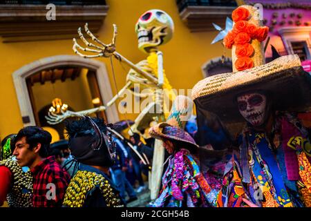 Eine Mexikanerin, in einem bunten La Catrina Kostüm gekleidet, tritt während der Parade zum Tag der Toten in Oaxaca, Mexiko, auf. Stockfoto