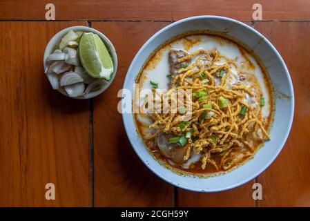 Traditionelles Khao Soi Rezept, Thai Northern Style Curried Nudelsuppe mit Huhn in weißer Schüssel. Selektiver Fokus. Stockfoto