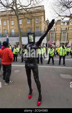 Eine männliche faschistische Demonstranten, die gegen eine erste Kundgebung der neu gegründeten britischen Zweigstelle von Pegida (patriotische Europäer gegen die Islamisierung des Westens) demonstrierten, gekleidet als eine Frau, die ein ipad trägt und einen Film über Hitler zeigt. Die Pegida-Kundgebung war, um gegen das zu protestieren, was sie sagen, ist Islamisierung Großbritanniens. Weniger als 100 Menschen kamen heraus, um die Pegida-Kundgebung zu unterstützen.Sie wurden von einer Anti-Pegida-Protestierenden stark herausgezählt. Pegida startete im Oktober 2014 in Dresden Deutschland, patriotische Europäer gegen die Islamisierung des Abendlandes Stockfoto