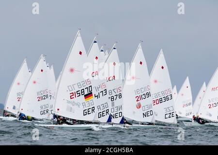 Kiel, Deutschland. September 2020. Boote der Laser Standard Class sind bei einem Rennen auf der 126. Kieler Woche auf Kurs. Die Kieler Woche gilt als das größte Segelevent der Welt und endet am 13.09.2020. Kredit: Frank Molter/dpa/Alamy Live Nachrichten Stockfoto