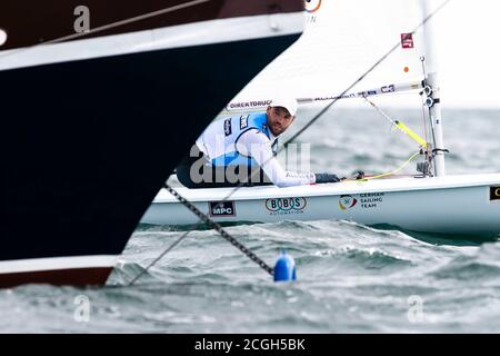 Kiel, Deutschland. September 2020. Der Laser-Weltmeister Philipp Buhl (Sonthofen) wartet auf den Start vor einem Rennen bei der 126. Kieler Woche. Die Kieler Woche gilt als das größte Segelevent der Welt und endet am 13.09.2020. Kredit: Frank Molter/dpa/Alamy Live Nachrichten Stockfoto