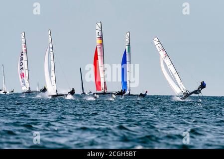 Kiel, Deutschland. September 2020. Boote der Nacra-17-Klasse sind während eines Rennens bei der 126. Kieler Woche auf Kurs. Die Kieler Woche gilt als das größte Segelevent der Welt und endet am 13.09.2020. Kredit: Frank Molter/dpa/Alamy Live Nachrichten Stockfoto