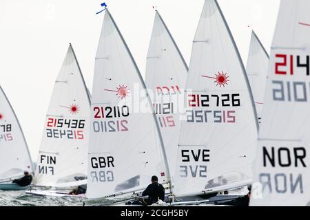 Kiel, Deutschland. September 2020. Boote der Laser Standard Class sind bei einem Rennen auf der 126. Kieler Woche auf Kurs. Die Kieler Woche gilt als das größte Segelevent der Welt und endet am 13.09.2020. Kredit: Frank Molter/dpa/Alamy Live Nachrichten Stockfoto