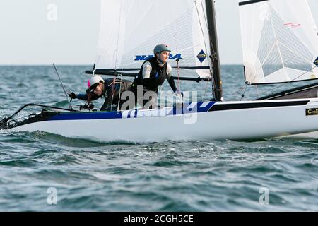 Kiel, Deutschland. September 2020. Die Nacra-17-Segler Jesse Lindstädt (l) und Jara Seide (Hamburg) liegen bei einem Rennen auf der 126. Kieler Woche. Die Kieler Woche gilt als das größte Segelevent der Welt und endet am 13.09.2020. Kredit: Frank Molter/dpa/Alamy Live Nachrichten Stockfoto