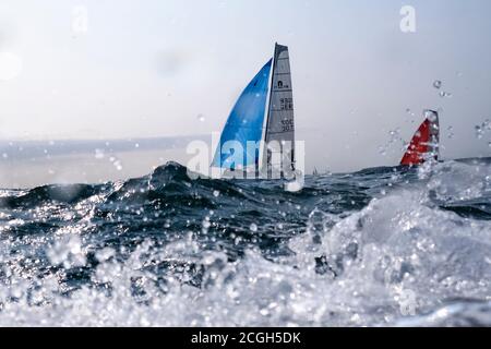 Kiel, Deutschland. September 2020. Boote der Nacra-17-Klasse stehen vor einem Rennen bei der 126. Kieler Woche im Startbereich. Die Kieler Woche gilt als das größte Segelevent der Welt und endet am 13.09.2020. Kredit: Frank Molter/dpa/Alamy Live Nachrichten Stockfoto