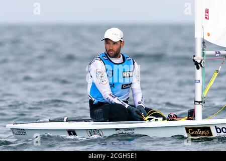 Kiel, Deutschland. September 2020. Der Laser-Weltmeister Philipp Buhl (Sonthofen) wartet auf den Start vor einem Rennen bei der 126. Kieler Woche. Die Kieler Woche gilt als das größte Segelevent der Welt und endet am 13.09.2020. Kredit: Frank Molter/dpa/Alamy Live Nachrichten Stockfoto