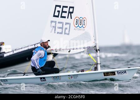 Kiel, Deutschland. September 2020. Der Laser-Weltmeister Philipp Buhl (Sonthofen) wartet auf den Start vor einem Rennen bei der 126. Kieler Woche. Die Kieler Woche gilt als das größte Segelevent der Welt und endet am 13.09.2020. Kredit: Frank Molter/dpa/Alamy Live Nachrichten Stockfoto