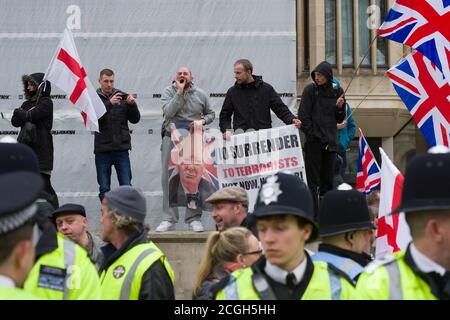 Britische Zweigstelle der Anti-Islamisierung Gruppe Pegida (Patriotische Europäer gegen die Islamisierung des Westens) hält ihre erste Kundgebung in London ab, um gegen das zu protestieren, was sie sagen, ist Islamisierung Großbritanniens. Die Pegida-Kundgebung fand in der Nähe der Downing Street statt. Weniger als 100 Menschen kamen heraus, um die Pegida-Kundgebung zu unterstützen. Sie waren von einer Anti-Pegida-Protestierenden schwer in ihrer Zahl. Pegida startete in Dresden Deutschland im Oktober 2014, Patriotische Europäer gegen die Islamisierung des Abendlandes (deutsch: Patriotische Europäer gegen die Islamisierung des Abendlandes), abgekürzt Pegida, ist ein pan-europäisches, anti-Islam, weit Stockfoto