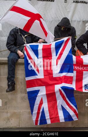 Britische Zweigstelle der Anti-Islamisierung Gruppe Pegida (Patriotische Europäer gegen die Islamisierung des Westens) hält ihre erste Kundgebung in London ab, um gegen das zu protestieren, was sie sagen, ist Islamisierung Großbritanniens. Die Pegida-Kundgebung fand in der Nähe der Downing Street statt. Weniger als 100 Menschen kamen heraus, um die Pegida-Kundgebung zu unterstützen. Sie waren von einer Anti-Pegida-Protestierenden schwer in ihrer Zahl. Pegida startete in Dresden Deutschland im Oktober 2014, Patriotische Europäer gegen die Islamisierung des Abendlandes (deutsch: Patriotische Europäer gegen die Islamisierung des Abendlandes), abgekürzt Pegida, ist ein pan-europäisches, anti-Islam, weit Stockfoto