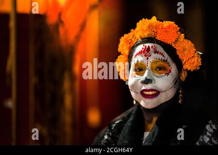 Eine junge Mexikanerin, bekleidet als La Catrina, nimmt an den Feierlichkeiten zum Tag der Toten in Oaxaca, Mexiko, Teil. Stockfoto