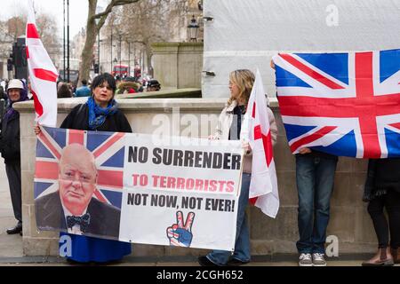 Britische Zweigstelle der Anti-Islamisierung Gruppe Pegida (Patriotische Europäer gegen die Islamisierung des Westens) hält ihre erste Kundgebung in London ab, um gegen das zu protestieren, was sie sagen, ist Islamisierung Großbritanniens. Die Pegida-Kundgebung fand in der Nähe der Downing Street statt. Weniger als 100 Menschen kamen heraus, um die Pegida-Kundgebung zu unterstützen. Sie waren von einer Anti-Pegida-Protestierenden schwer in ihrer Zahl. Pegida startete in Dresden Deutschland im Oktober 2014, Patriotische Europäer gegen die Islamisierung des Abendlandes (deutsch: Patriotische Europäer gegen die Islamisierung des Abendlandes), abgekürzt Pegida, ist ein pan-europäisches, anti-Islam, weit Stockfoto