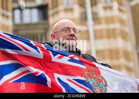 Britische Zweigstelle der Anti-Islamisierung Gruppe Pegida (Patriotische Europäer gegen die Islamisierung des Westens) hält ihre erste Kundgebung in London ab, um gegen das zu protestieren, was sie sagen, ist Islamisierung Großbritanniens. Die Pegida-Kundgebung fand in der Nähe der Downing Street statt. Weniger als 100 Menschen kamen heraus, um die Pegida-Kundgebung zu unterstützen. Sie waren von einer Anti-Pegida-Protestierenden schwer in ihrer Zahl. Pegida startete in Dresden Deutschland im Oktober 2014, Patriotische Europäer gegen die Islamisierung des Abendlandes (deutsch: Patriotische Europäer gegen die Islamisierung des Abendlandes), abgekürzt Pegida, ist ein pan-europäisches, anti-Islam, weit Stockfoto