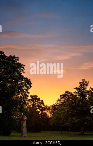 Frühmorgens Sonnenaufgang über dem Garten des Landhauses Stockfoto