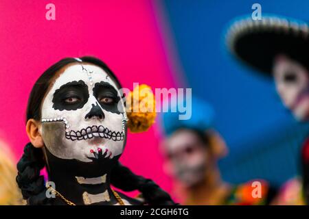 Eine junge Mexikanerin, bekleidet als La Catrina, nimmt an den Feierlichkeiten zum Tag der Toten in Oaxaca, Mexiko, Teil. Stockfoto