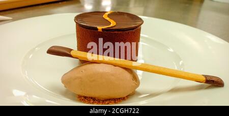 Schokoladenmousse und Haselnussgelato auf einer Pastete Stockfoto