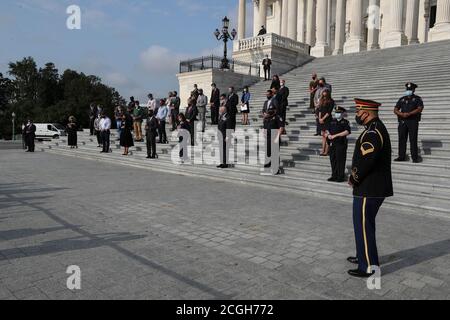 Washington, USA. September 2020. DIE US-Parlamentspräsidentin Nancy Pelosi führt die Mitglieder des Repräsentantenhauses in einem Moment des Schweigens im Kapitol an, um des 19. Jahrestages der Anschläge zu gedenken. (Foto von Oliver Contreras/SIPA USA) Quelle: SIPA USA/Alamy Live News Stockfoto