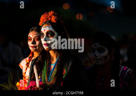 Junge mexikanische Frauen, bekleidet als La Catrina, nehmen an der Parade zum Tag der Toten in Oaxaca, Mexiko, Teil. Stockfoto