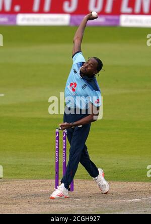 Der englische Jofra Archer bowls beim ersten Royal London ODI-Spiel im Emirates Old Trafford, Manchester. Stockfoto