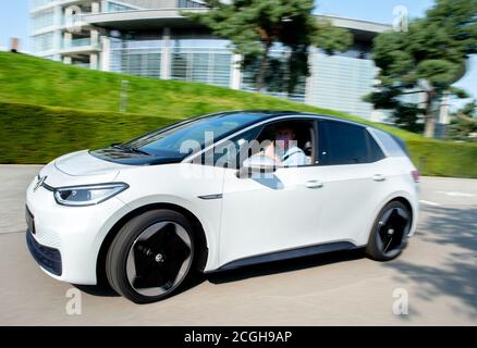 Wolfsburg, Deutschland. September 2020. Oliver Nicolai, einer der ersten Kunden, fährt seinen neuen VW ID.3 bei einer Presseveranstaltung zur Auslieferung der ersten Volkswagen Elektroautos in der Autostadt. Dies sind die ersten von rund 22 Millionen Fahrzeugen, die bis 2028 weltweit auf Basis der neuen E-Drive-Plattform produziert und ausgeliefert werden. (Aufnahme mit langer Belichtungszeit) Quelle: Hauke-Christian Dittrich/dpa/Alamy Live News Stockfoto