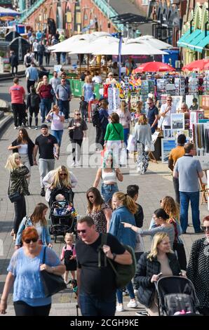 Brighton UK 11. September 2020 - Brighton Seafront ist an einem sonnigen Tag voll, da die Vorhersage für heißes Wetter über Großbritannien über das Wochenende und nächste Woche fegen ist : Credit Simon Dack / Alamy Live News Stockfoto