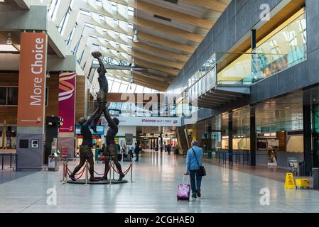 Shannon Flughafen, Irland - 21. November 2016: Ein Mann mit Gepäck, der durch den Abflugbereich des Shannon Flughafens läuft. Stockfoto