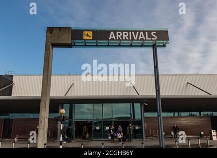 Flughafen Shannon, Irland - 21. November 2016: Paaengers kommt aus dem Ankunftsgebäude am Flughafen Shannon, Republik Irland Stockfoto