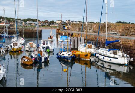 Segelboote und Yachten im Hafen, North Berwick, East Lothian, Schottland, UK Stockfoto