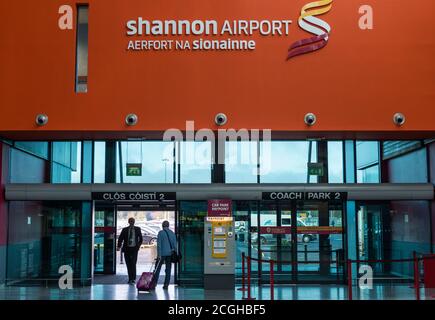 Shannon Flughafen, Irland - 21. November 2016: Ein Mann mit Gepäck geht zum Ausgang des Abflugbereichs des Shannon Flughafens. Stockfoto