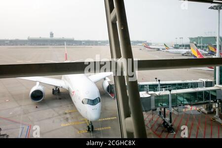 Incheon, Südkorea - Asiana Airlines Flugzeuge parkten am Seoul Incheon International Airport in der neuen Coronavirus Pandemie Ausbruchskrise. Stockfoto